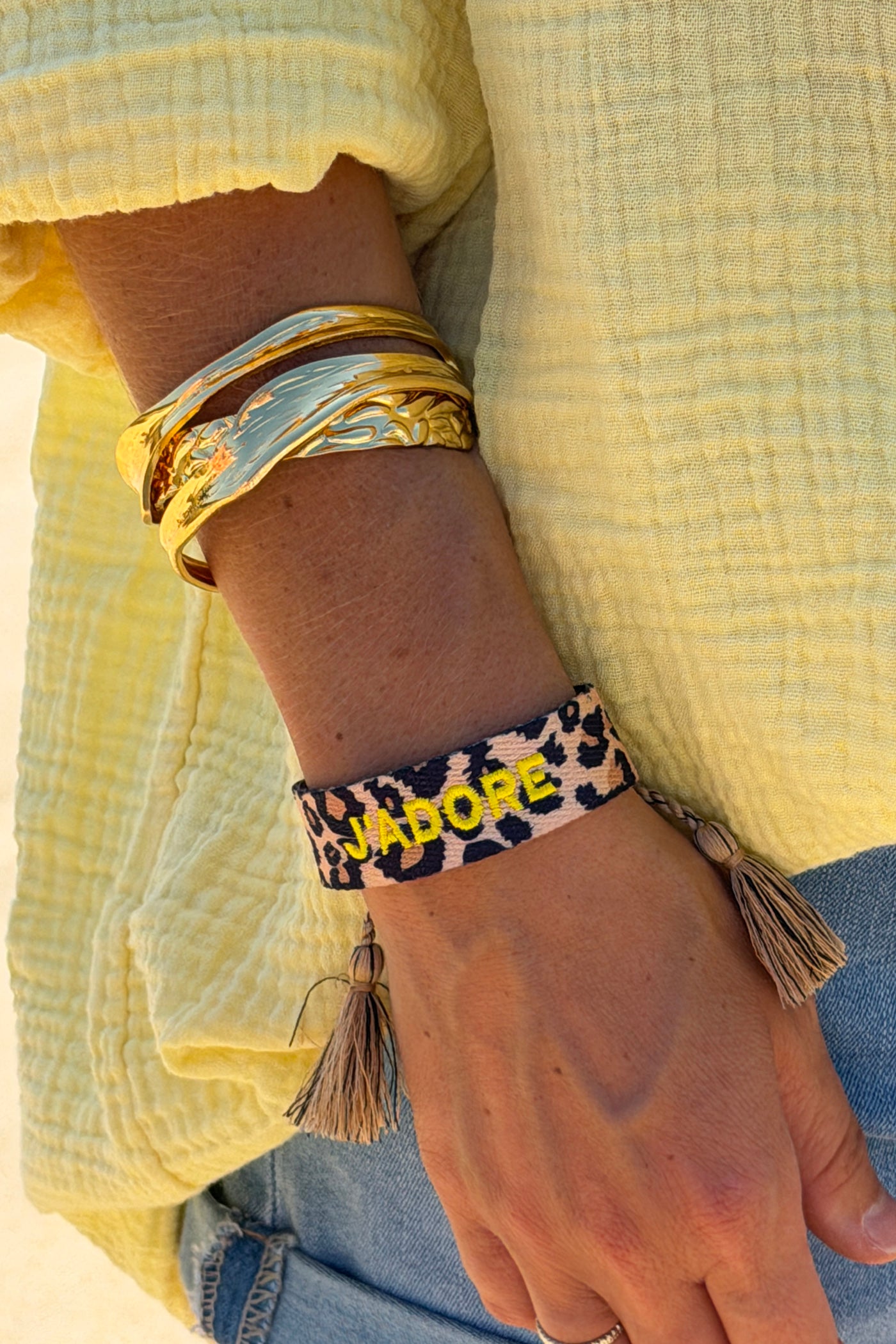 Bracelet en tissu imprimé léopard réglable avec pompons broderie J'adore jaune fluo