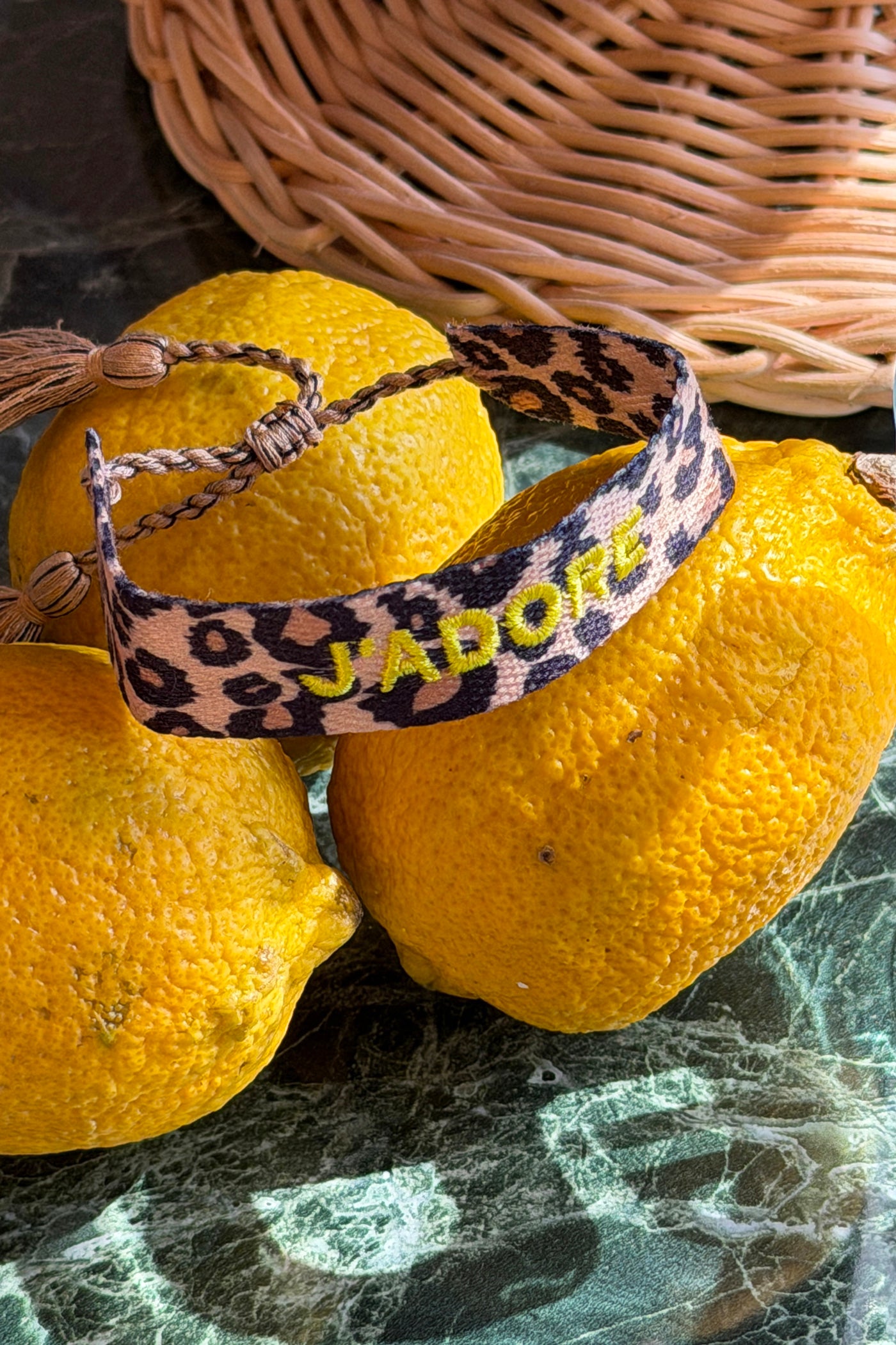 Bracelet en tissu imprimé léopard réglable avec pompons broderie J'adore jaune fluo