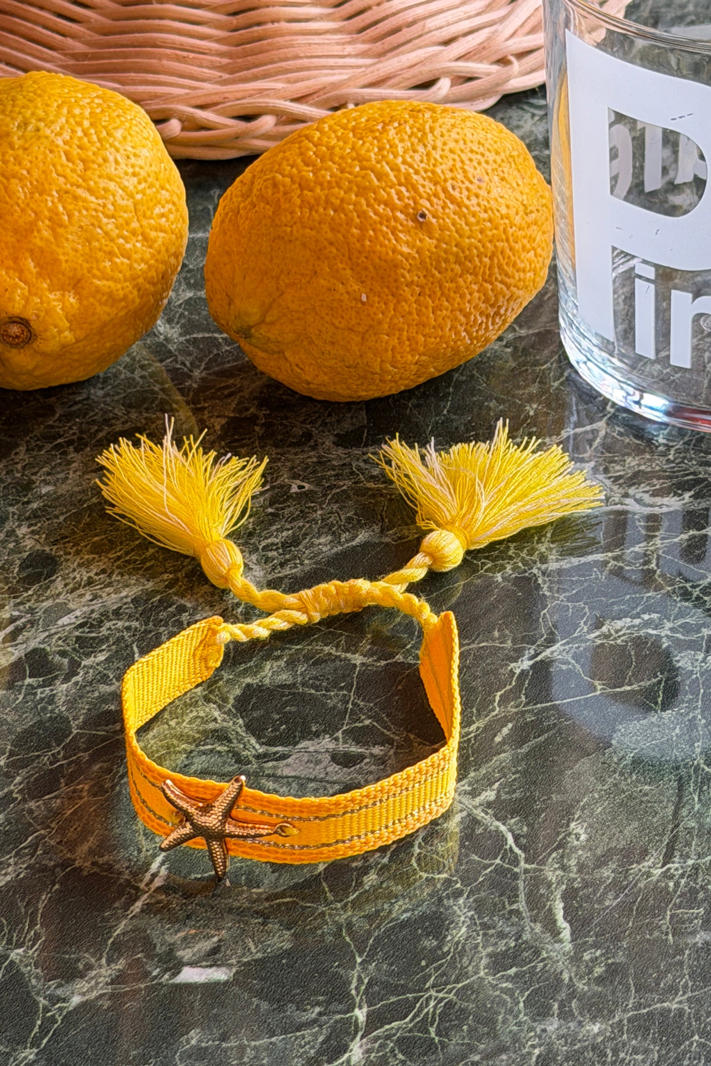 Bracelet en tissu jaune réglable avec pompons breloque Etoile de mer dorée