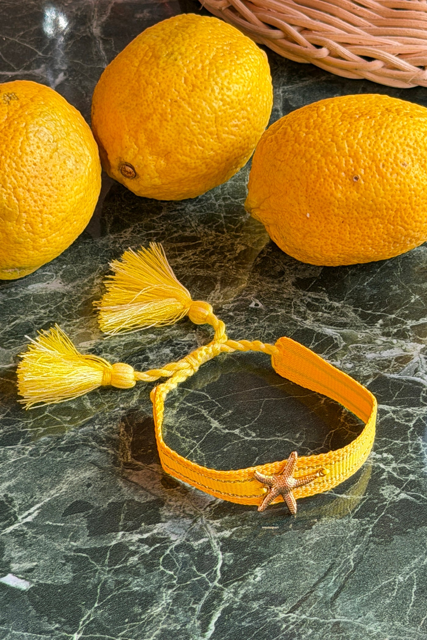 Bracelet en tissu jaune réglable avec pompons breloque Etoile de mer dorée