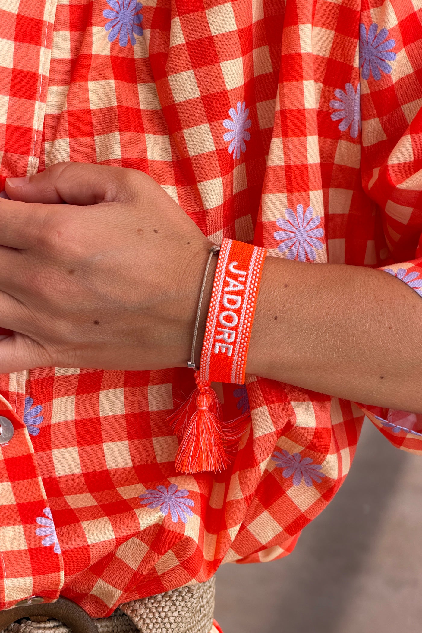 Bracelet en tissu orange réglable avec pompons broderie J'adore