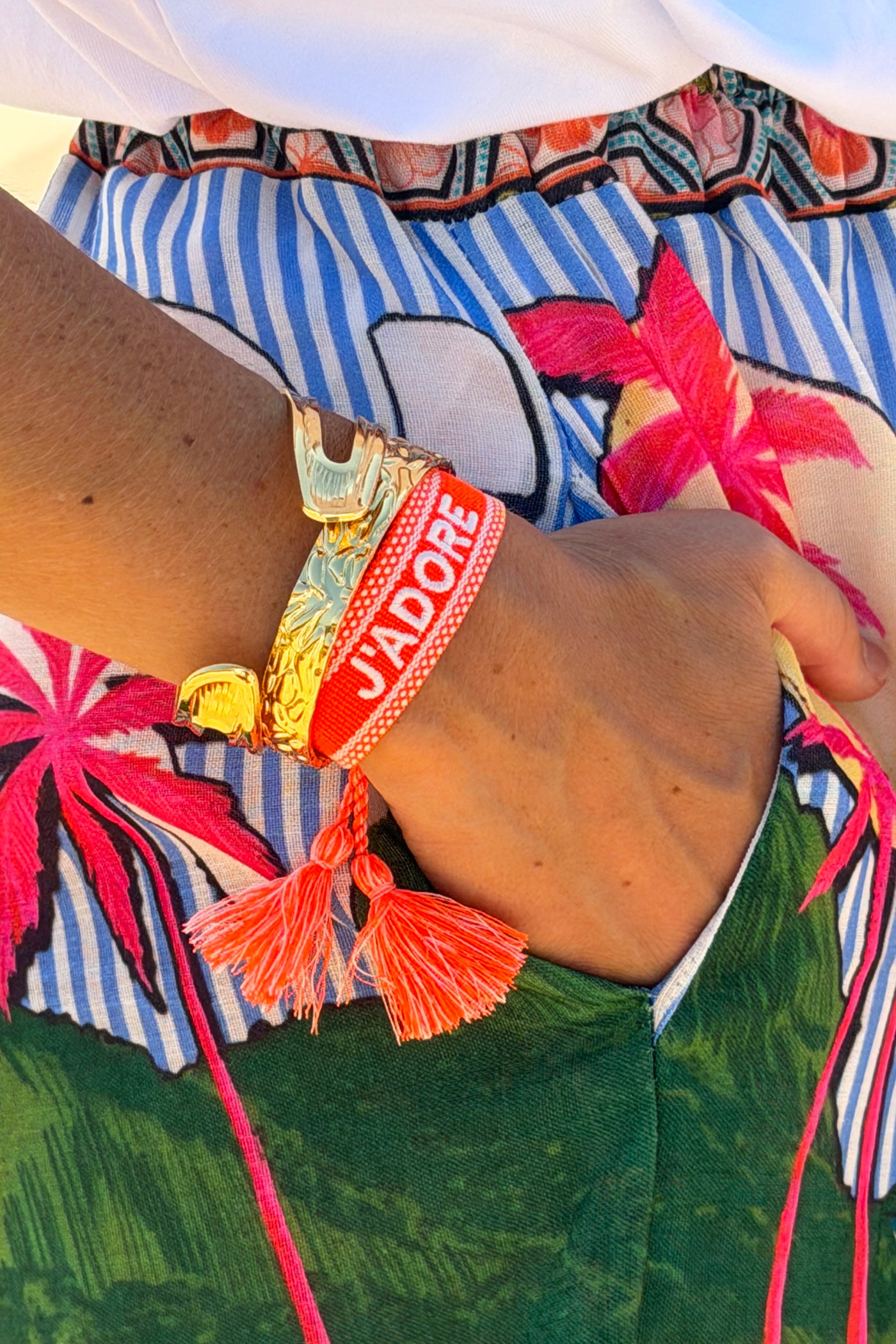 Bracelet en tissu orange réglable avec pompons broderie J'adore