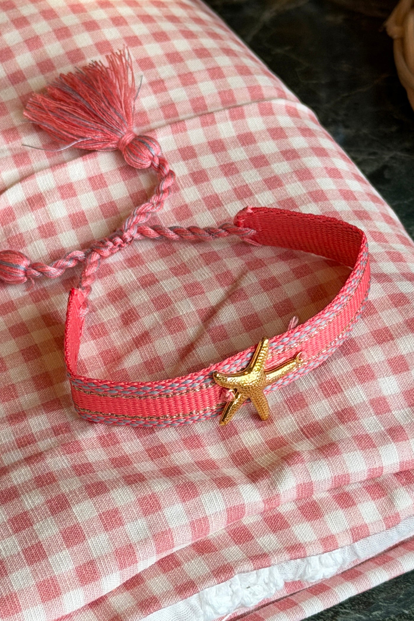 Bracelet en tissu rose corail réglable avec pompons breloque Etoile de mer dorée