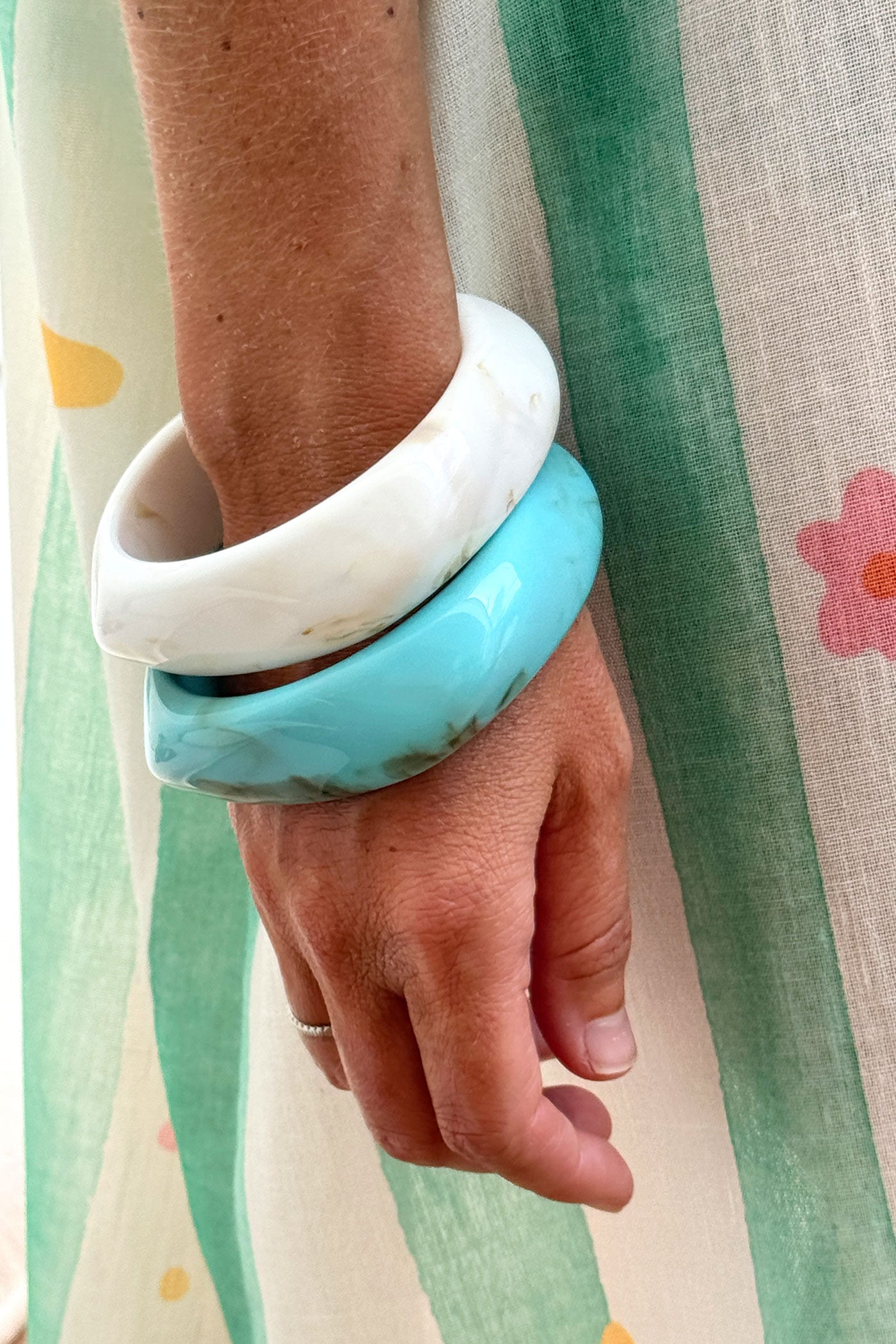 Bracelet jonc en résine marbré blanc