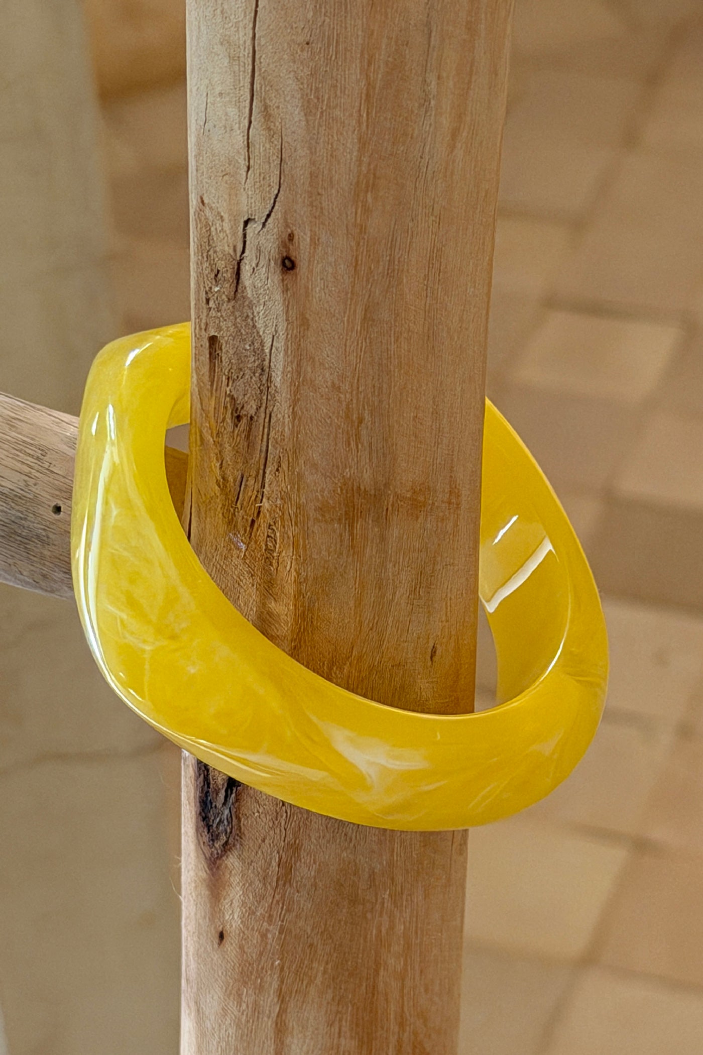 Bracelet jonc en résine marbré jaune
