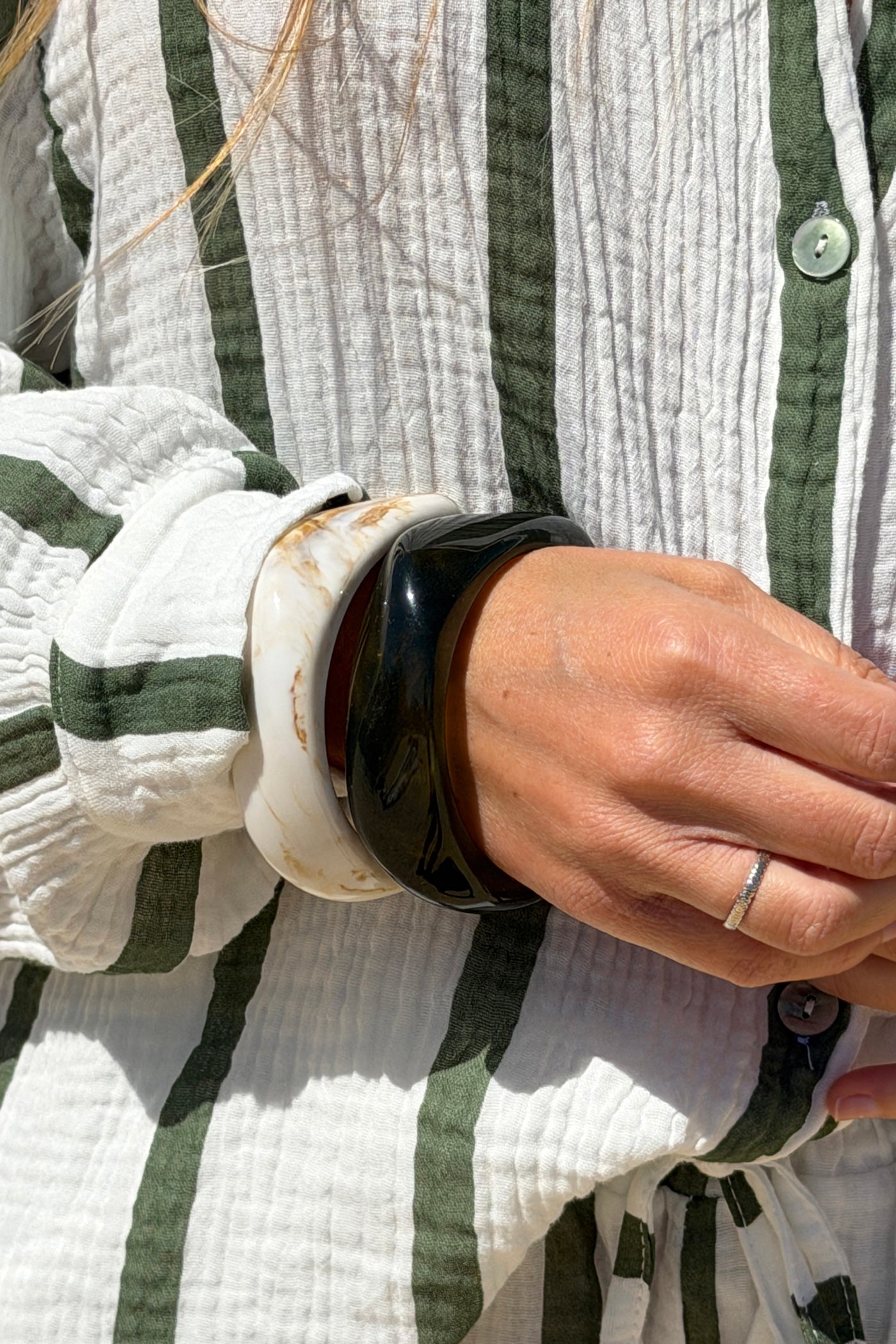 Bracelet jonc en résine marbré kaki