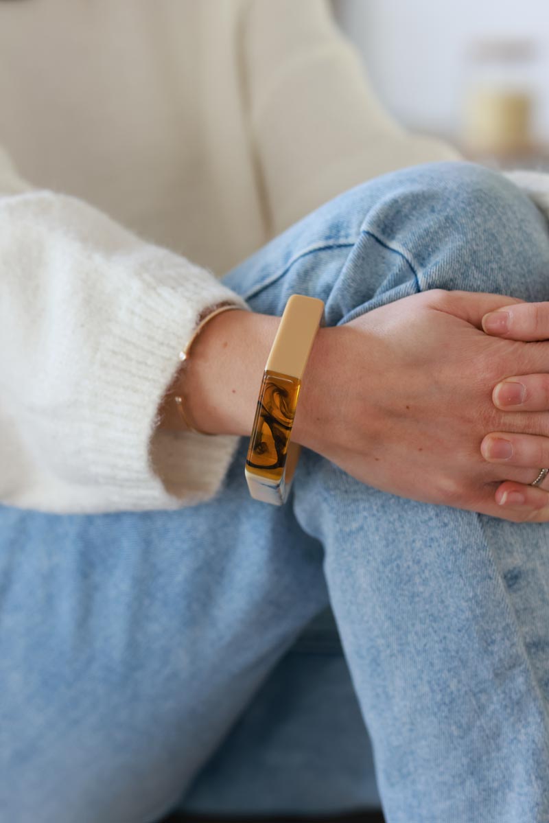 Bracelet jonc hexagone en résine écaille et beige