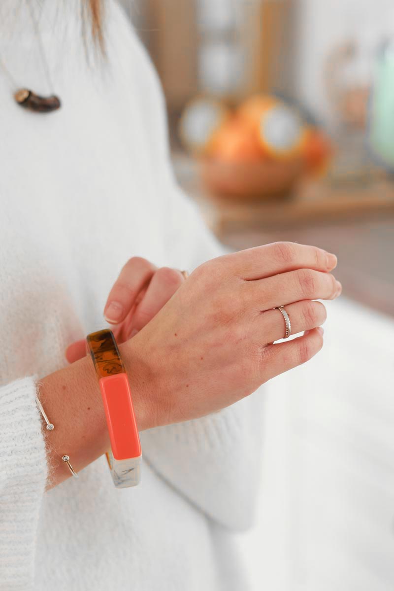 Pulsera brazalete hexagonal en resina color carey y naranja