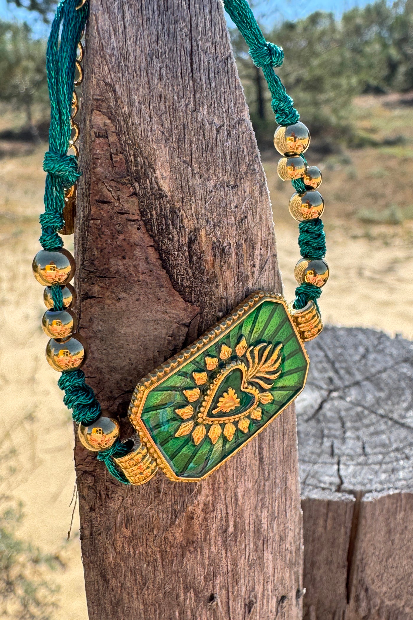 Bracelet lien brillant plaque verte avec cœur doré