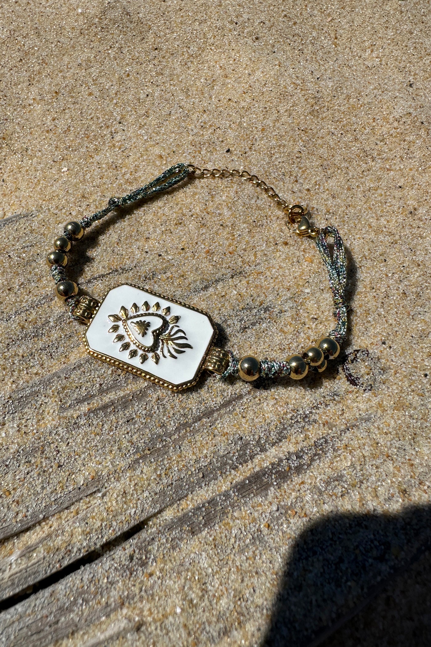 Bracelet lien gris argenté brillant plaque blanche avec cœur doré