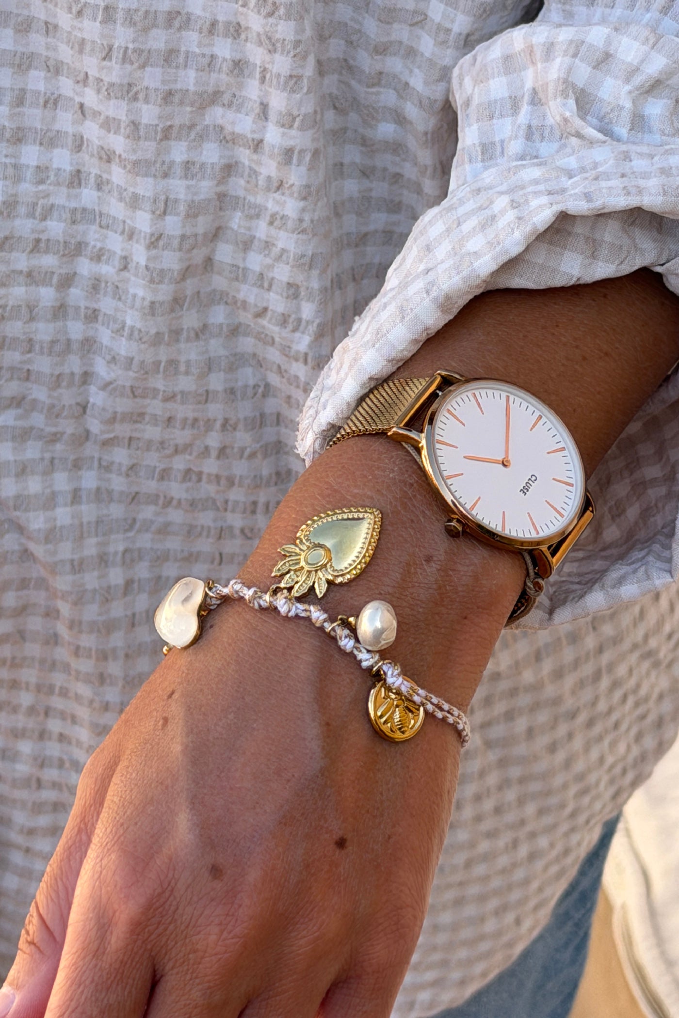 Bracelet lien torsade beige blanc et dore breloque abeille cœur fleur