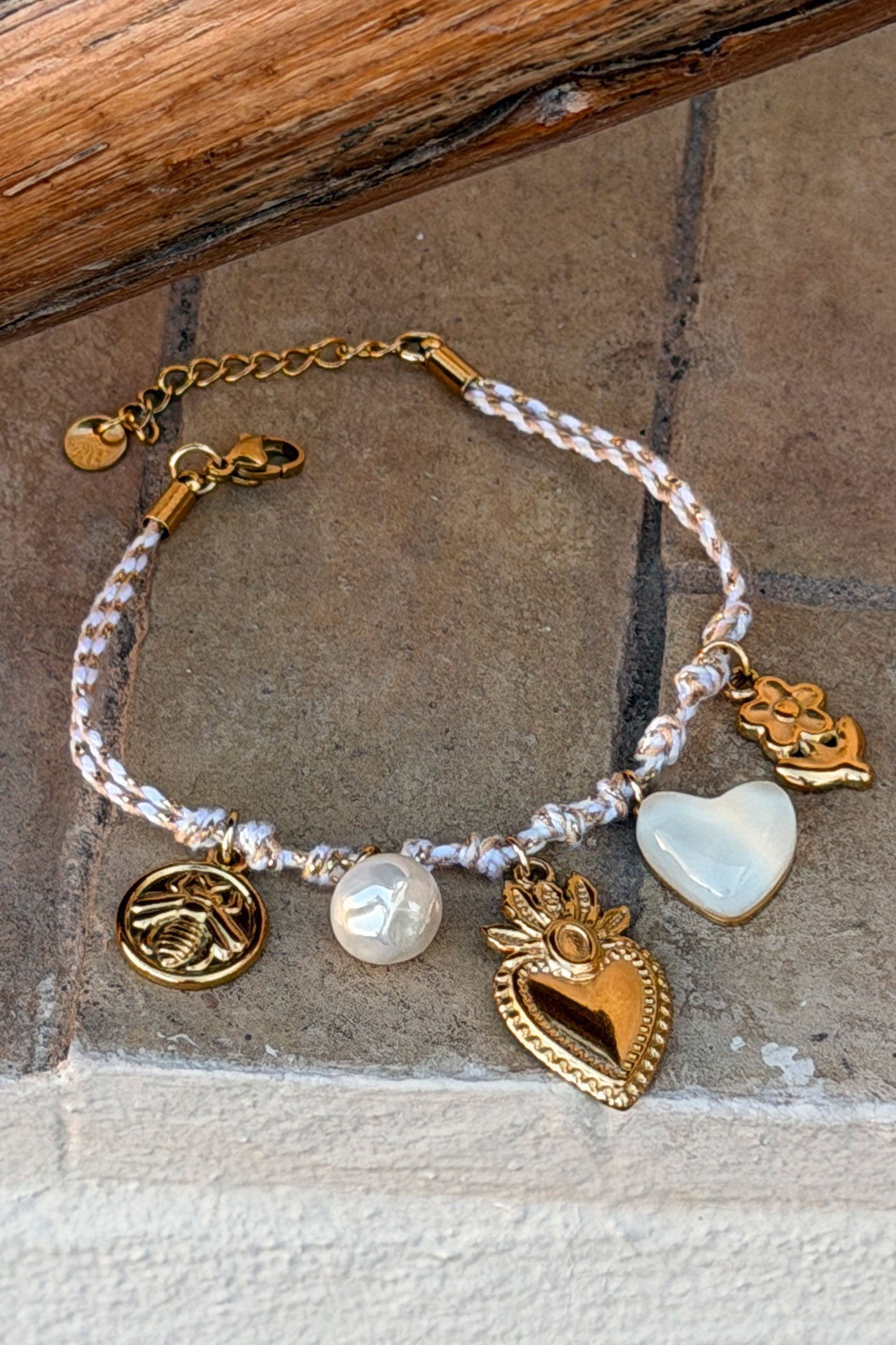 Bracelet lien torsade beige blanc et dore breloque abeille cœur fleur