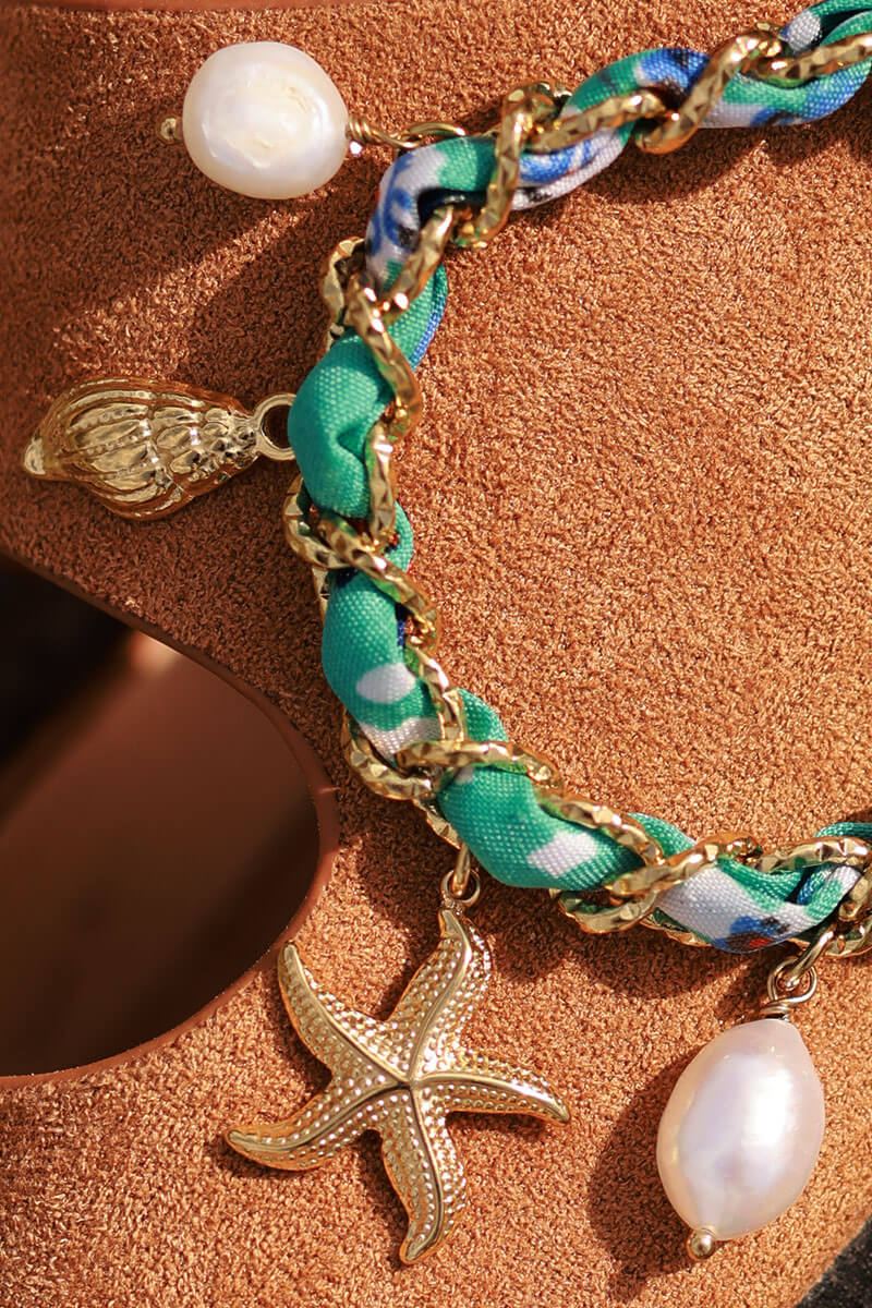 Bracelet maille dorée et tissu torsade turquoise imprimé pendentifs coquillages et perles d'eau douce