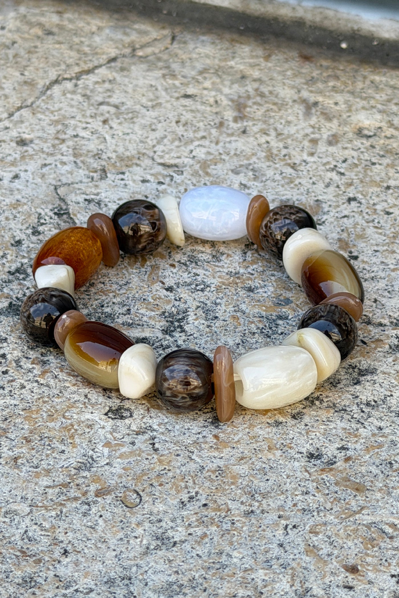 Bracelet perles effet pierres marbrées tons marron et écru