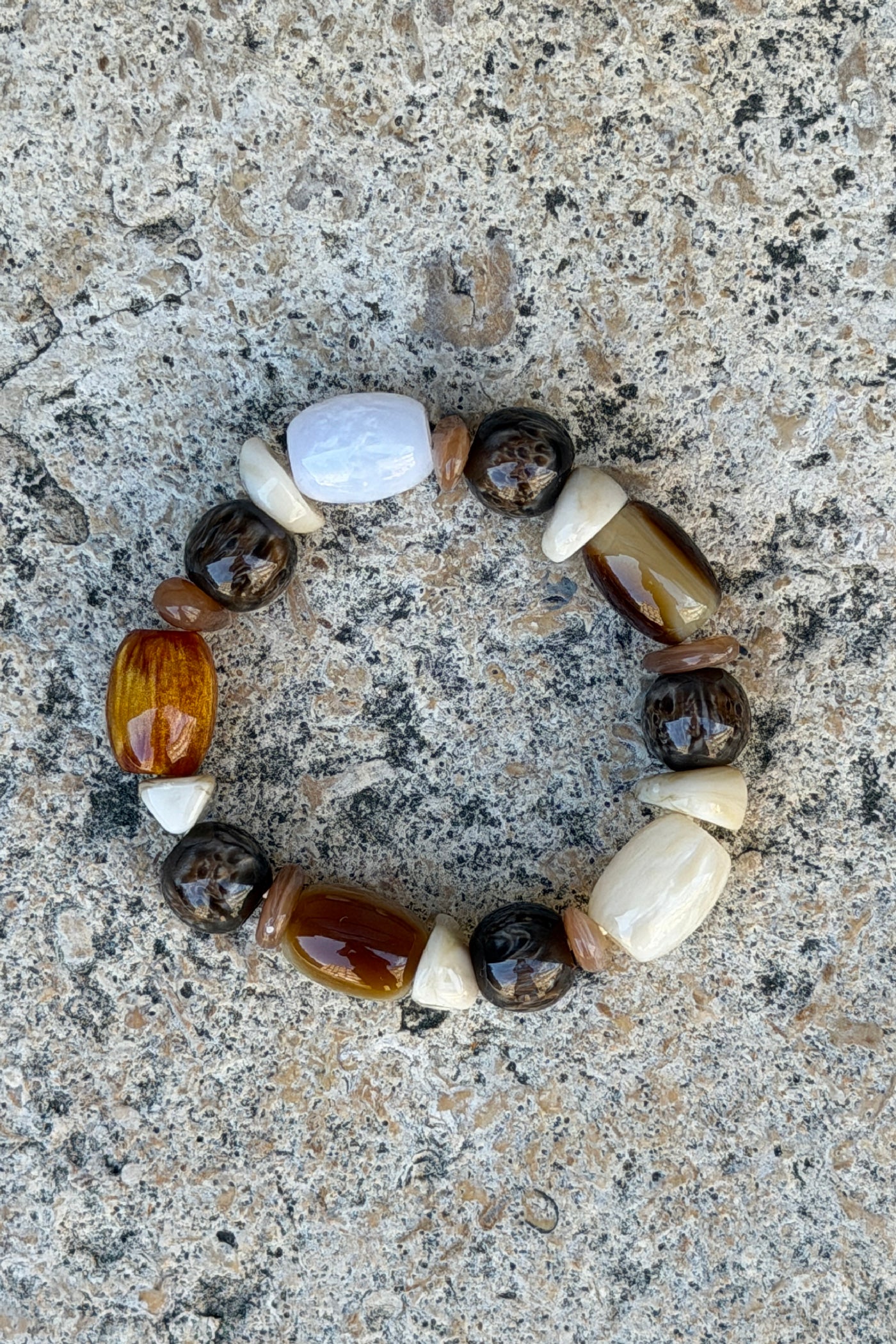 Bracelet perles effet pierres marbrées tons marron et écru
