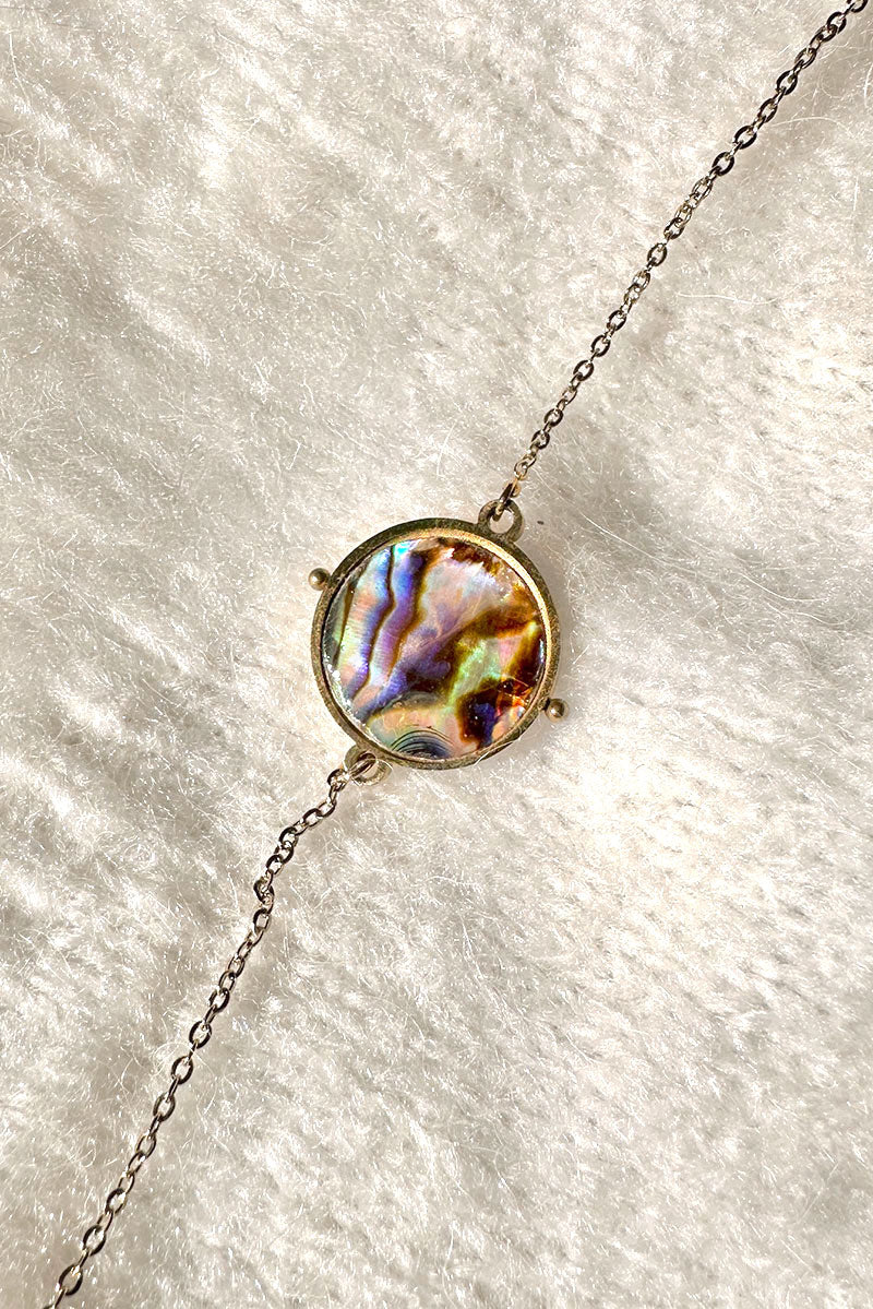 Small gold chain bracelet with mother of pearl effect pendant