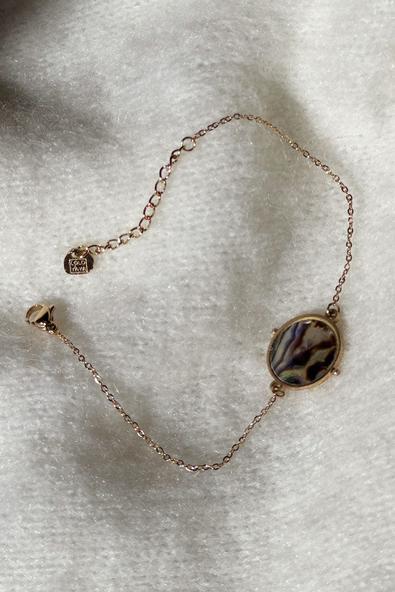 Small gold chain bracelet with mother of pearl effect pendant