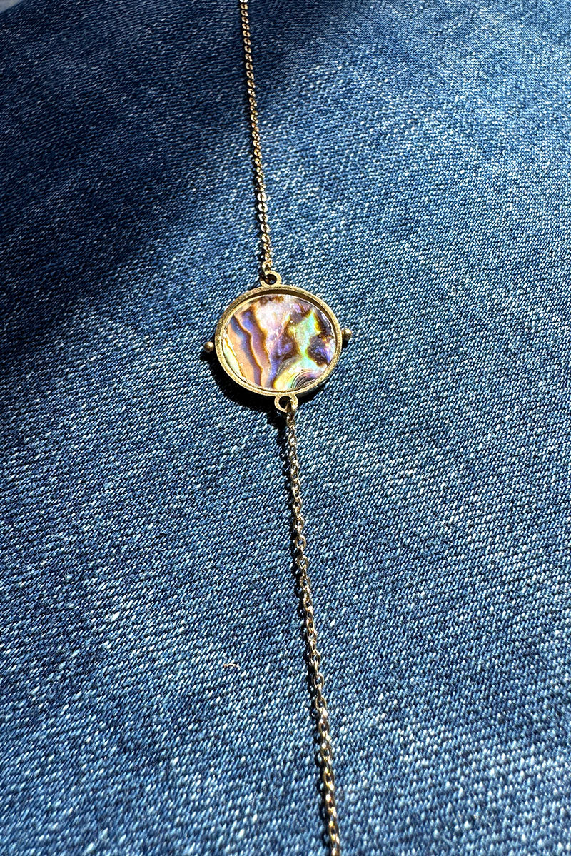 Small gold chain bracelet with mother of pearl effect pendant