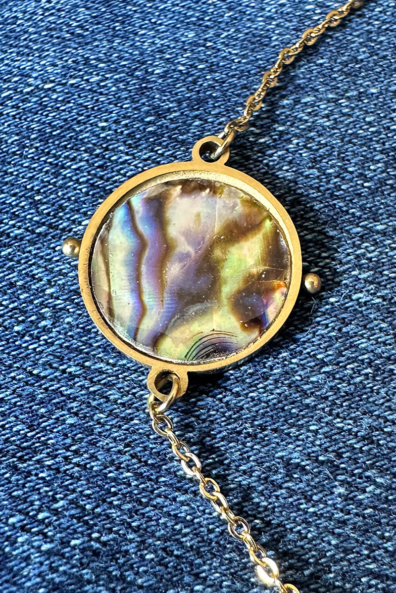 Small gold chain bracelet with mother of pearl effect pendant