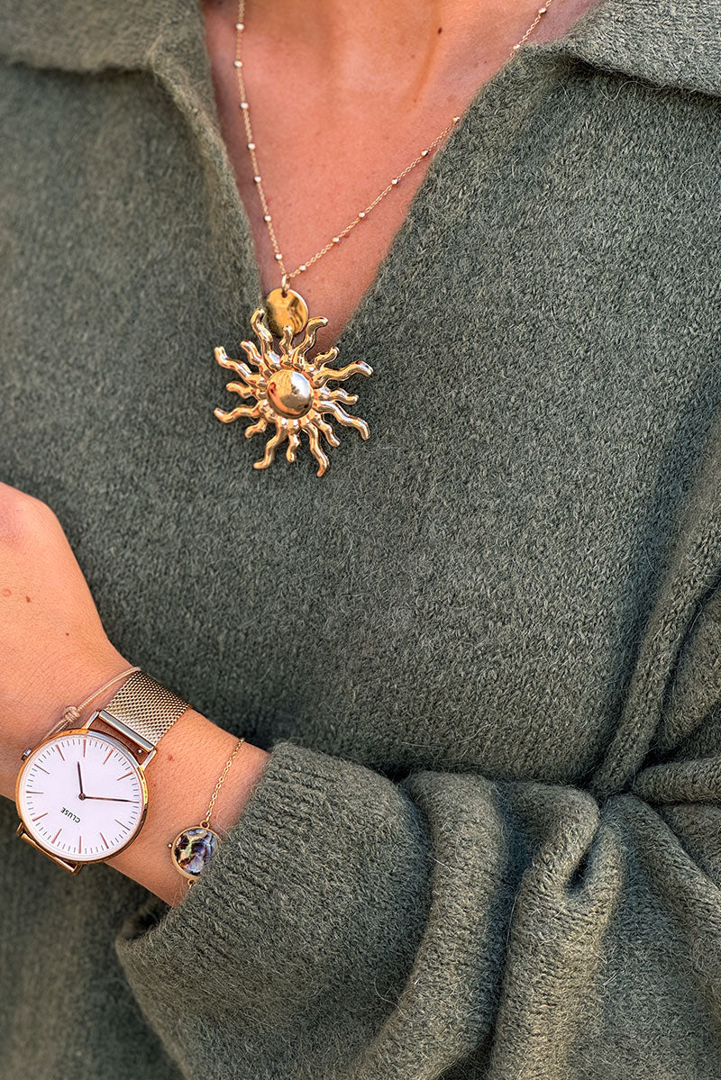 Small gold chain bracelet with mother of pearl effect pendant