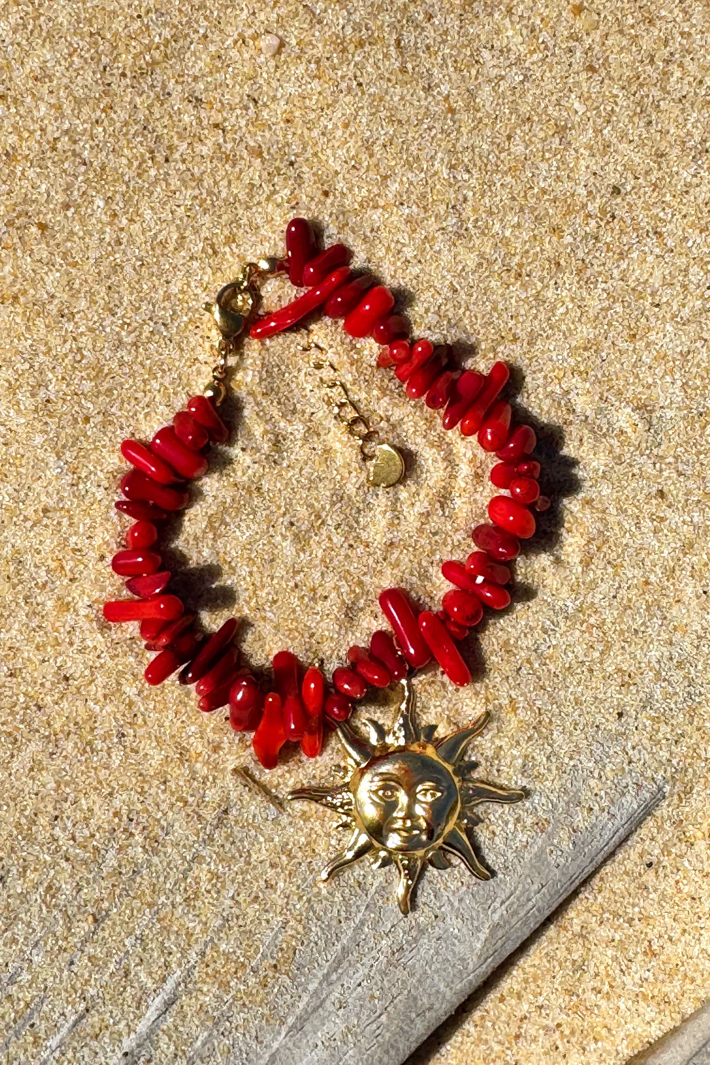 Bracelet petite pierres irrégulières effet corail pendentif soleil doré