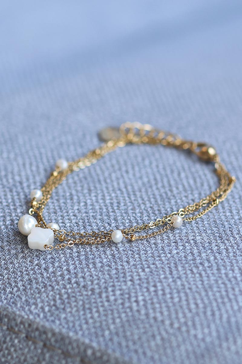 Bracelet trio de chaines fines dorées perles nacrées blanches