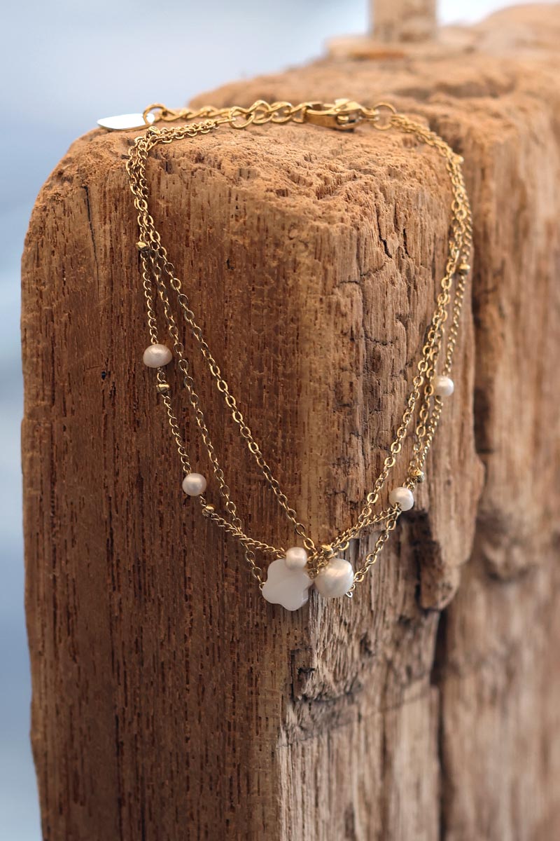 Bracelet trio de chaines fines dorées perles nacrées blanches