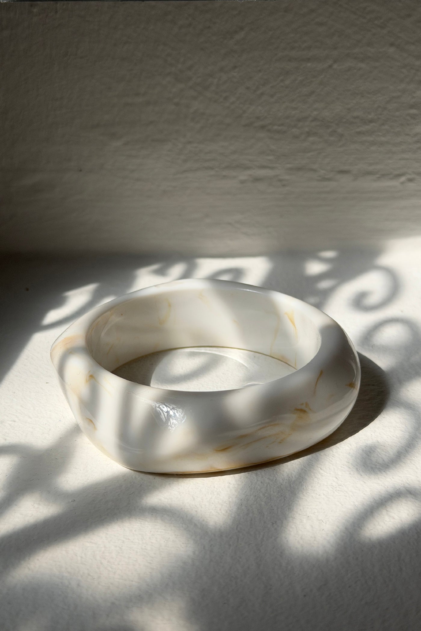 Bracelet jonc en résine marbré blanc