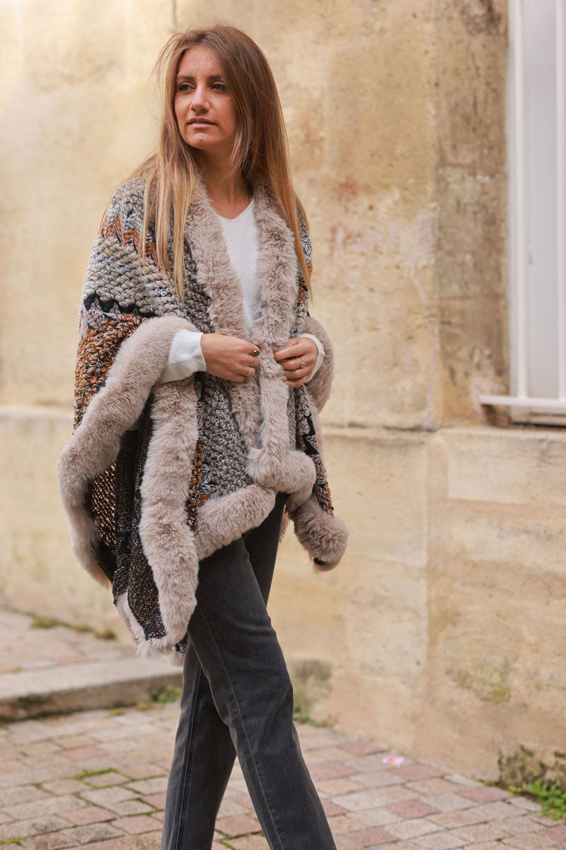 Cape poncho en maille motifs aztèques tons beige avec fausse fourrure