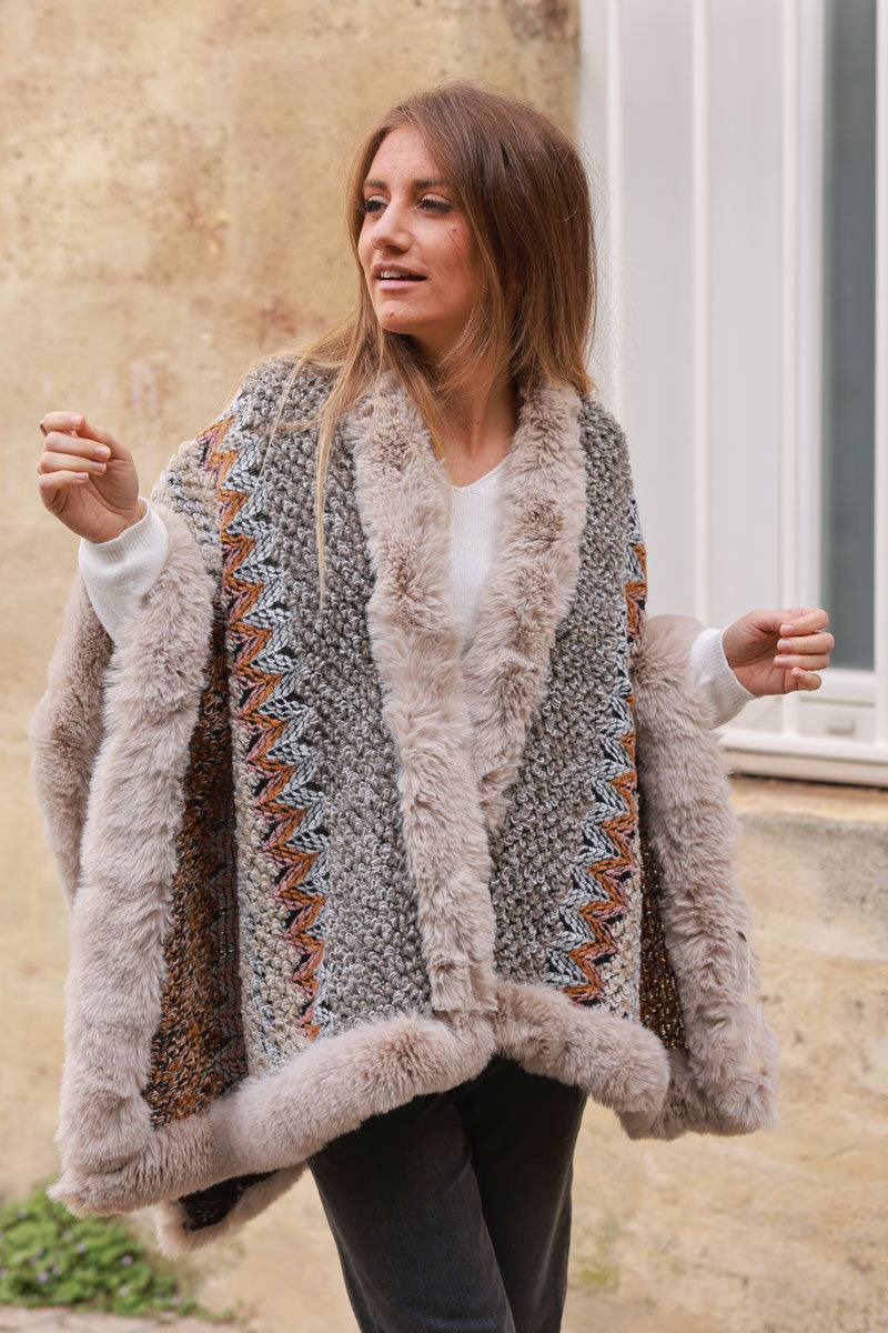 Cape poncho en maille motifs aztèques tons beige avec fausse fourrure