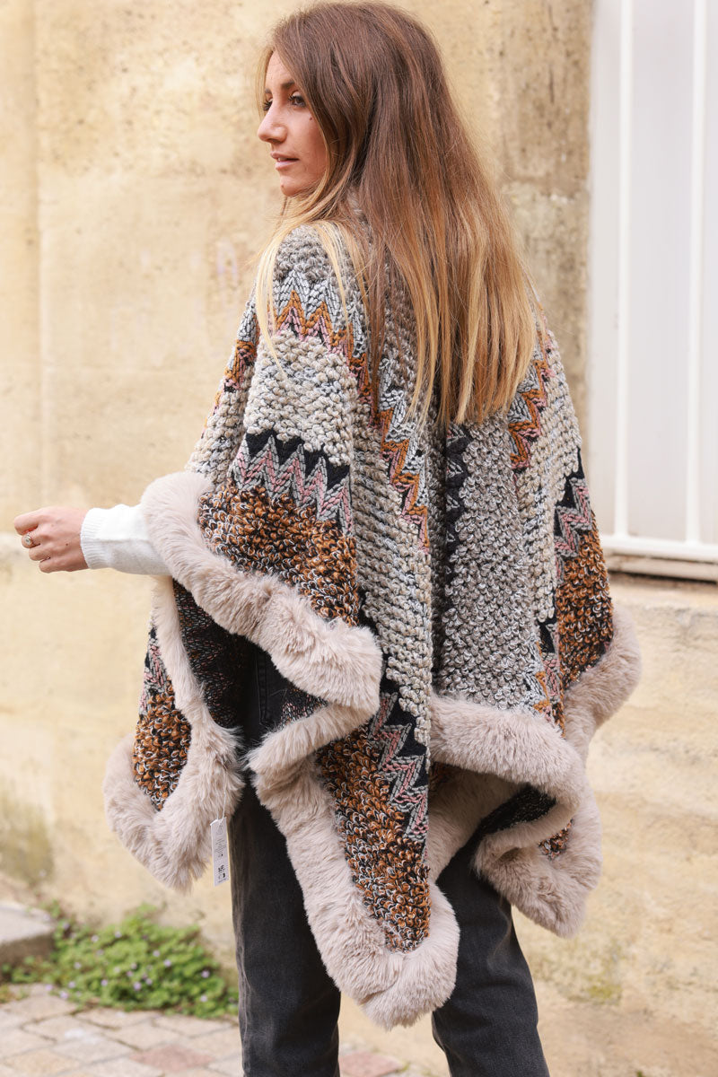 Cape poncho en maille motifs aztèques tons beige avec fausse fourrure