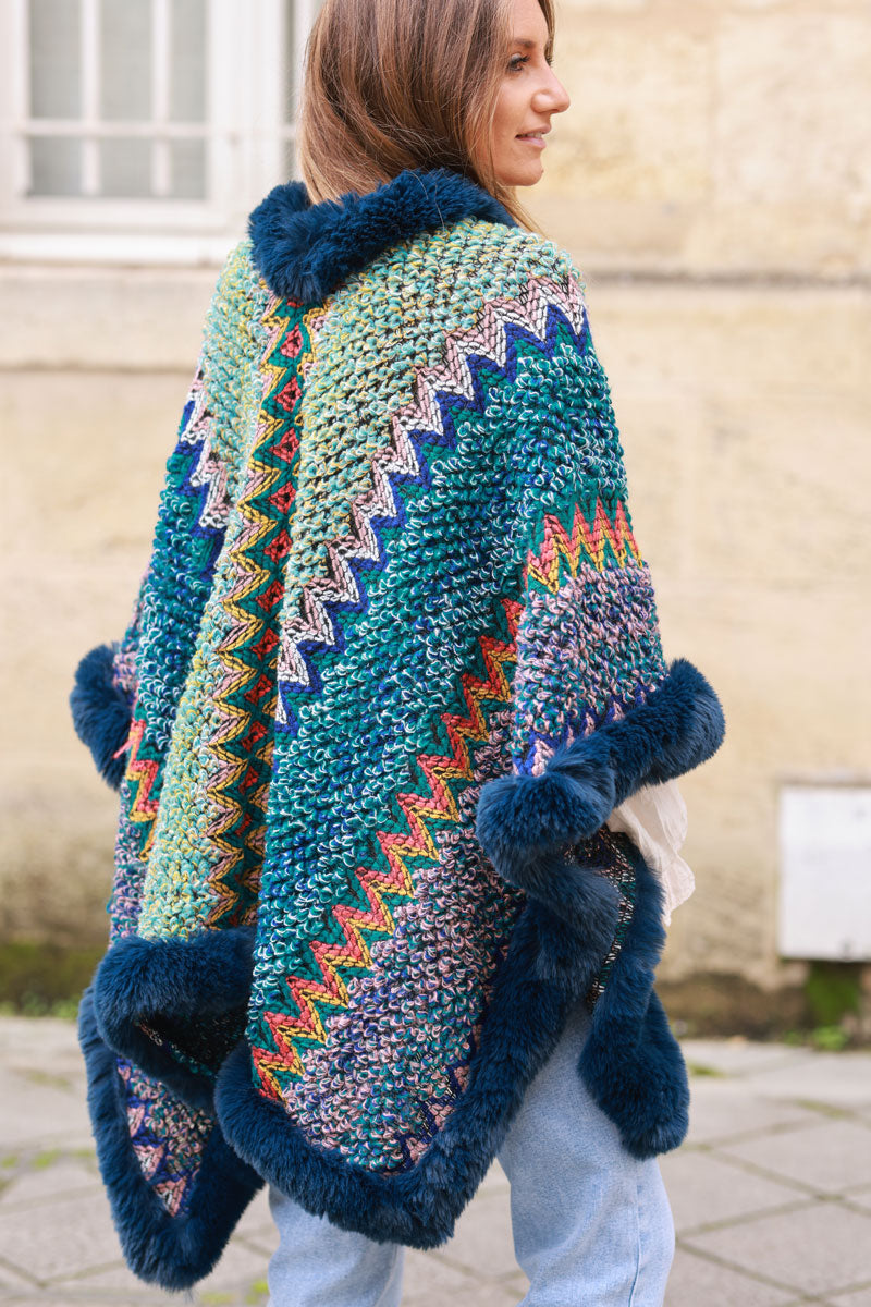 Cape poncho en maille motifs aztèques tons canard avec fausse fourrure