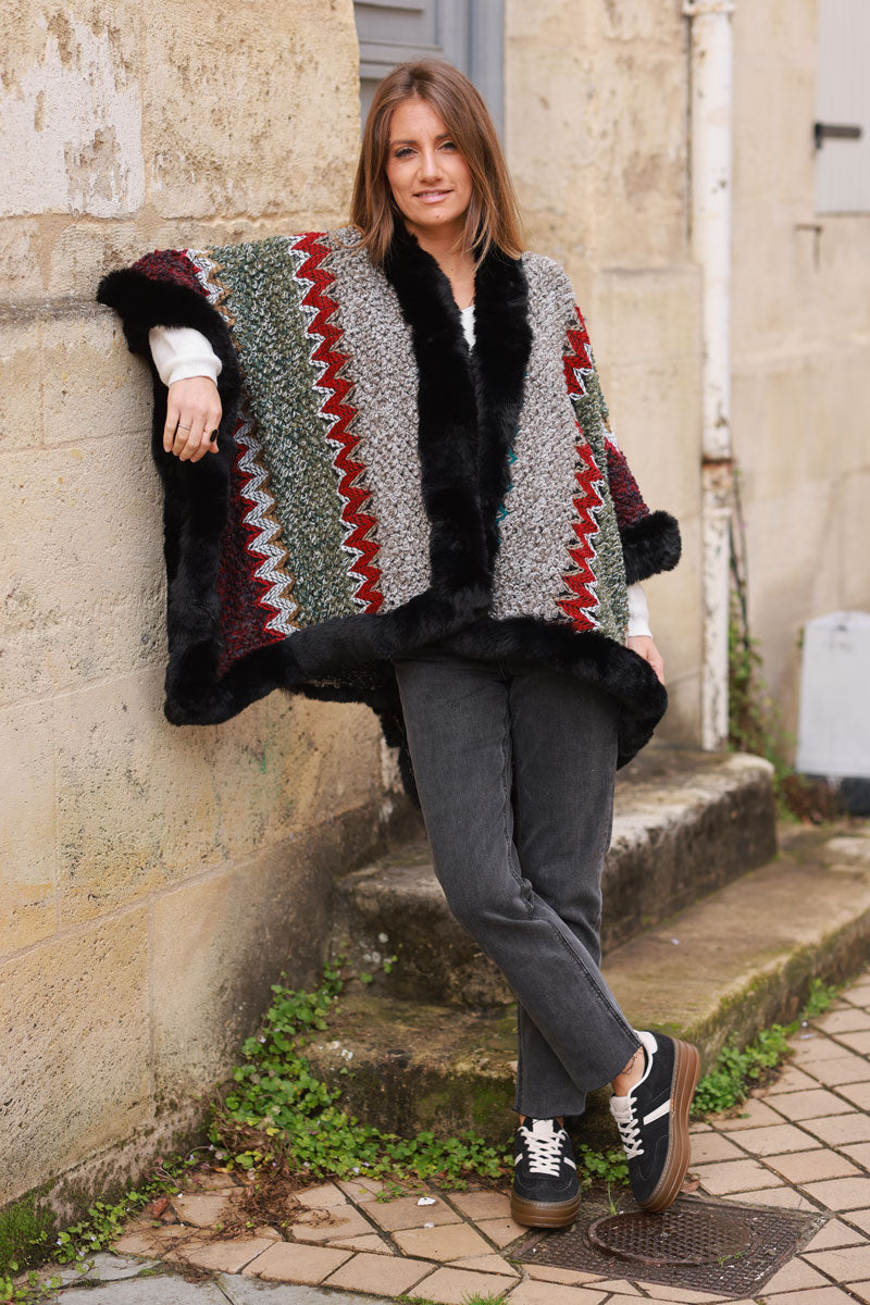 Cape poncho en maille motifs aztèques tons noir et bordeaux avec fausse fourrure