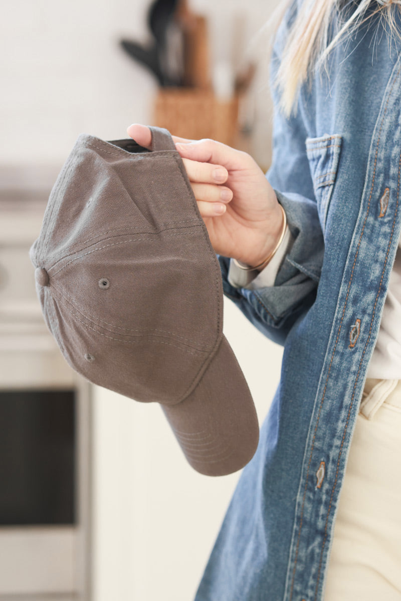 Gorra ajustable de mujer en color gris lavado