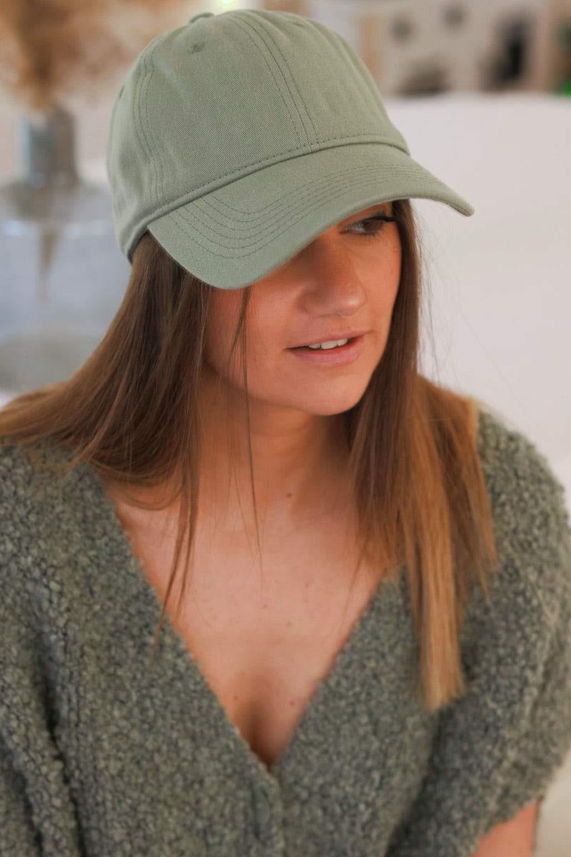 Gorra ajustable color caqui lavada para mujer