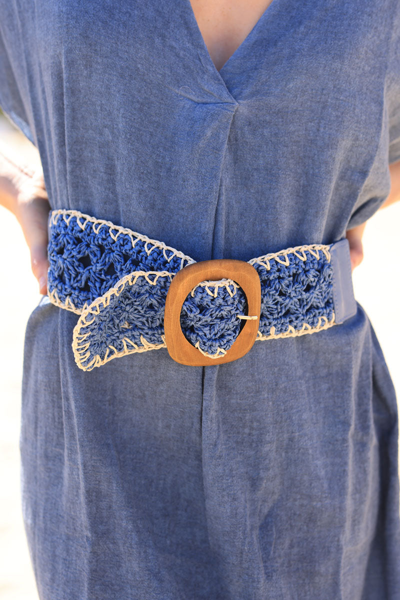 Blue woven raffia style elasticated belt with wooden buckle