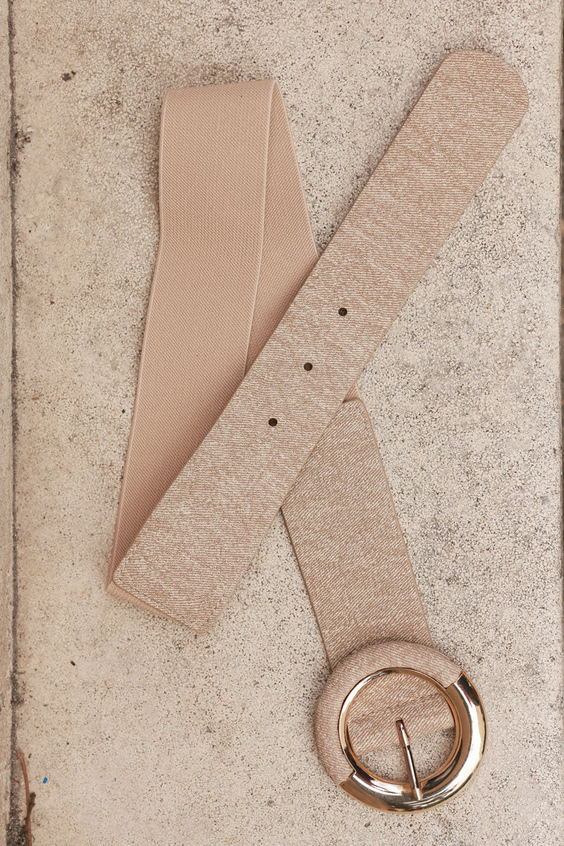 Taupe elastic belt with textured finish and mixed-material buckle