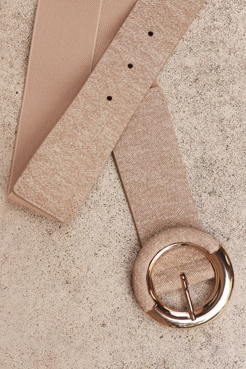 Taupe elastic belt with textured finish and mixed-material buckle