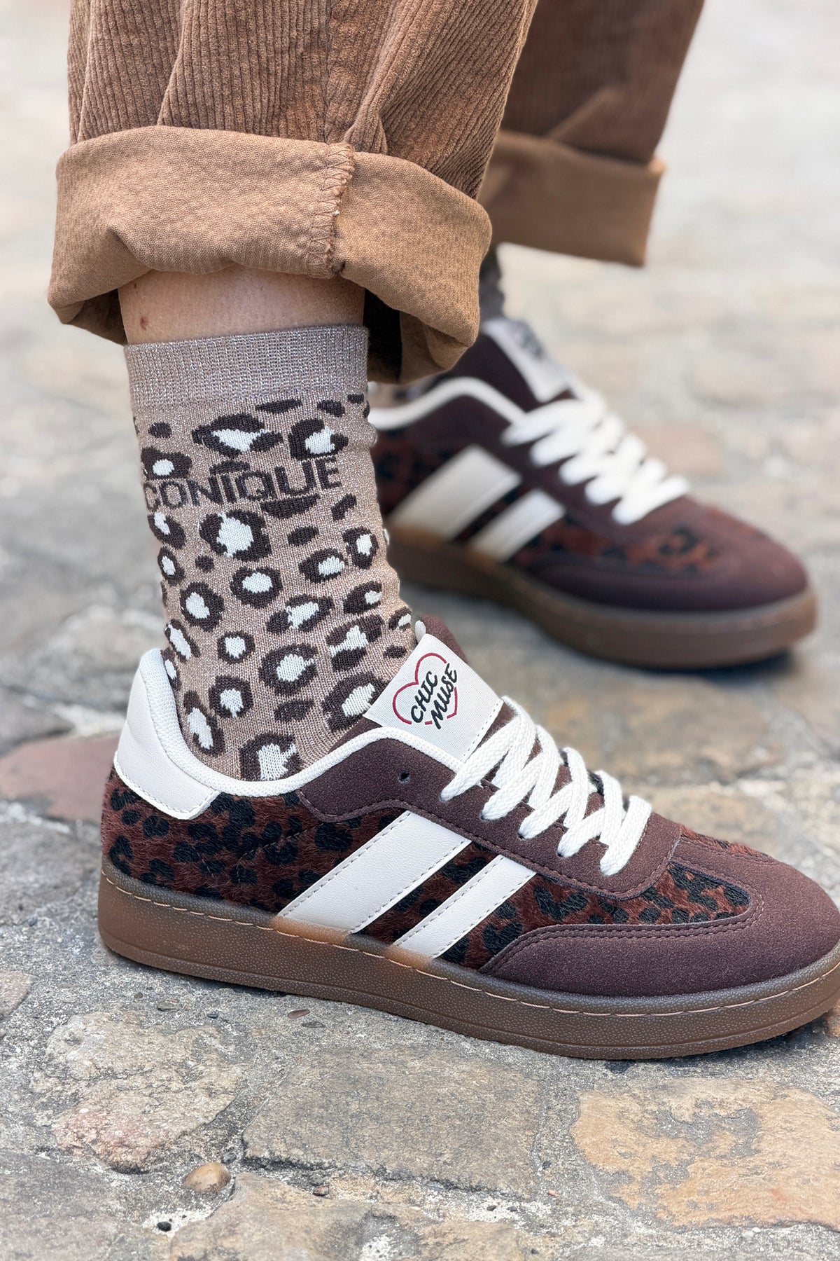 Chaussettes brillantes dorées marron glace motif léopard message Iconique