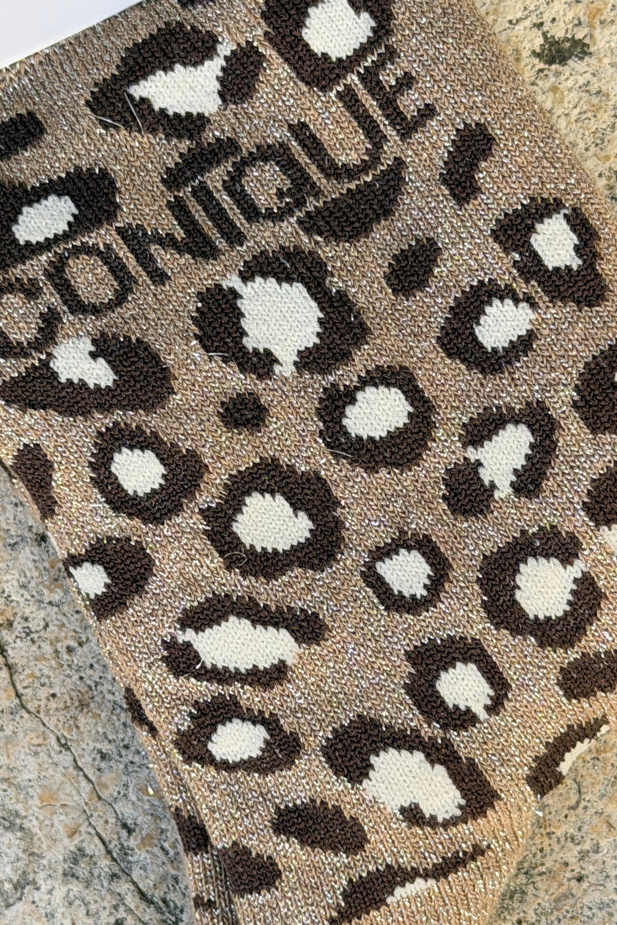 Chaussettes brillantes dorées marron glace motif léopard message Iconique