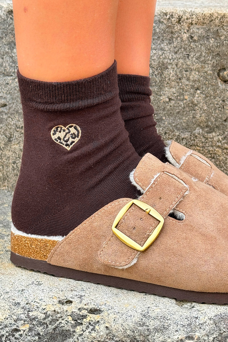 Chaussettes marron en coton broderie cœur léopard