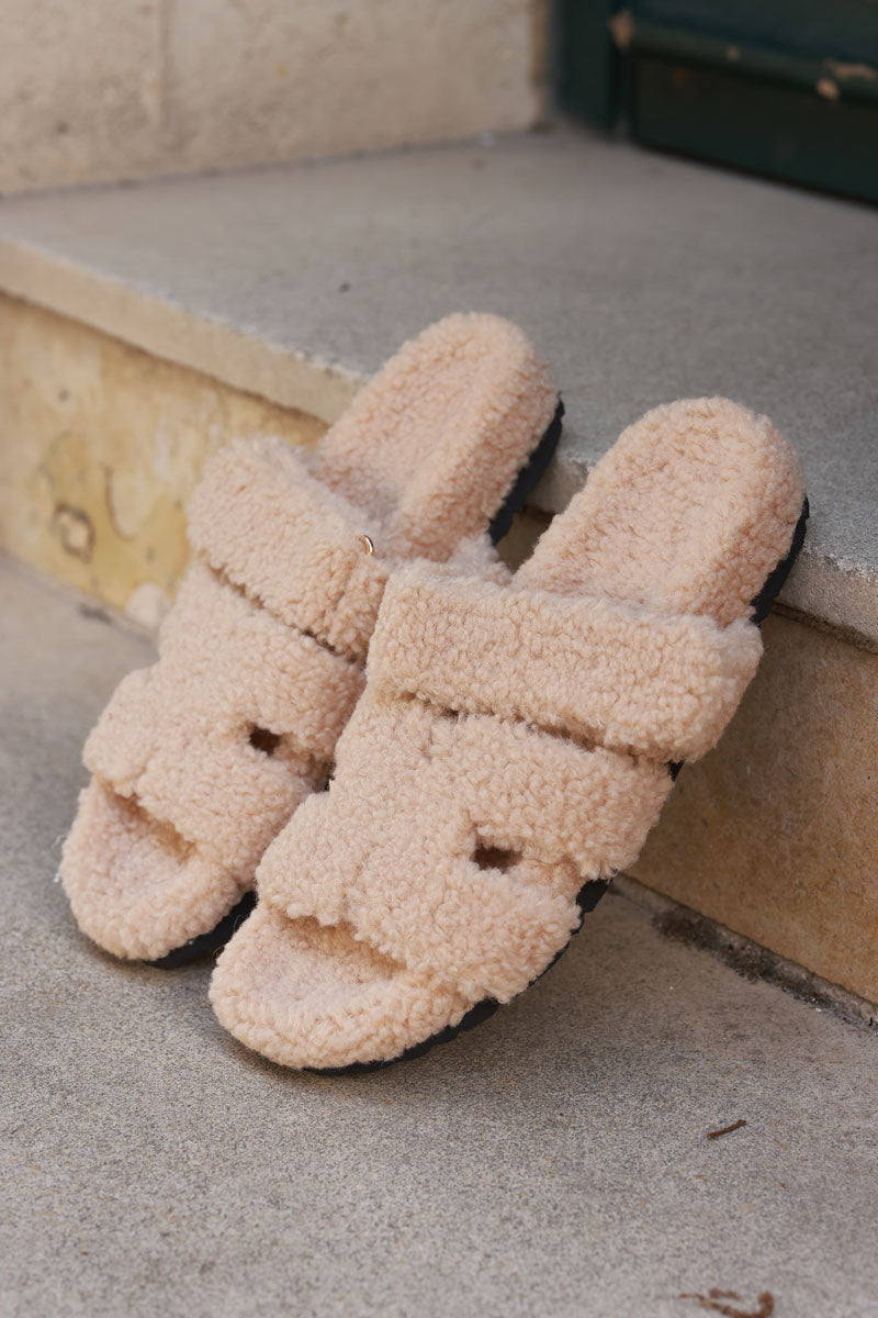 Sandalias babuchas moumoute beige con tiras cruzadas y velcro