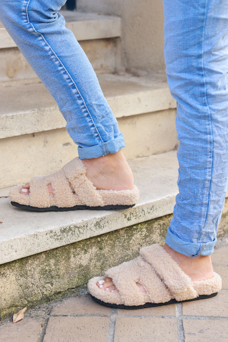 Chaussons moumoute beige sandales brides croisées et scratch