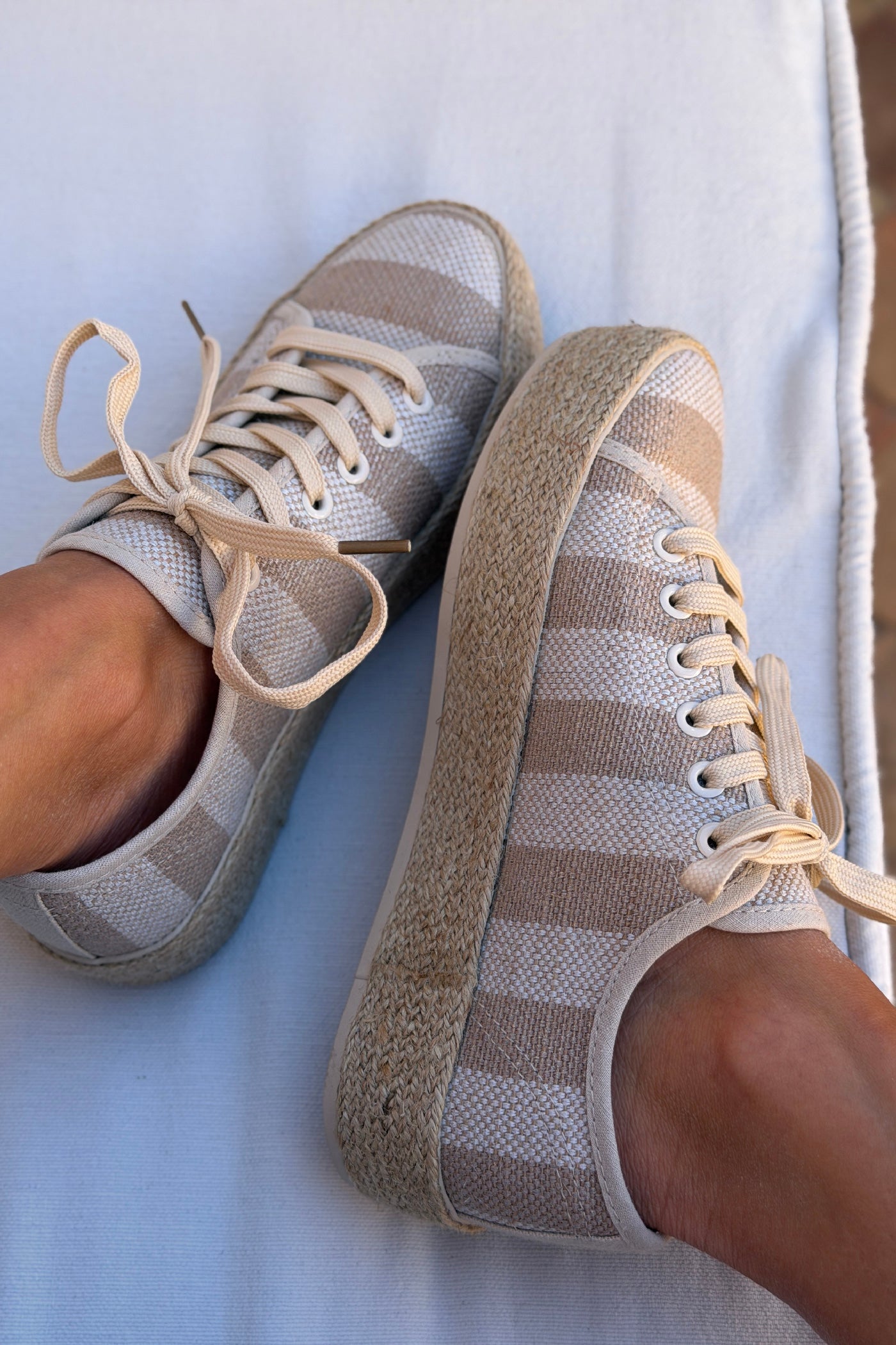 Chaussures en tissu style tennis rayures beige semelle corde