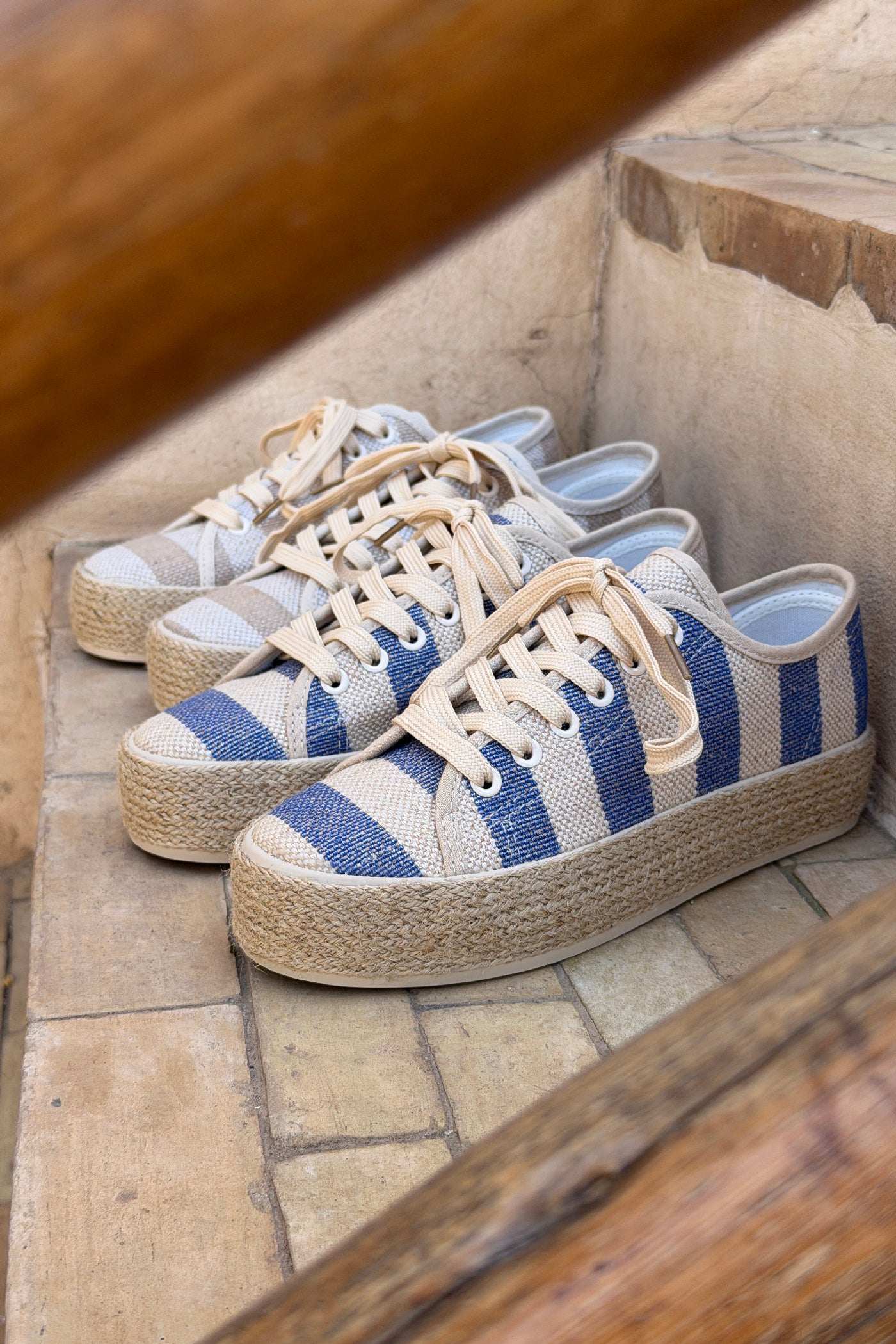 Chaussures en tissu style tennis rayures bleues semelle corde