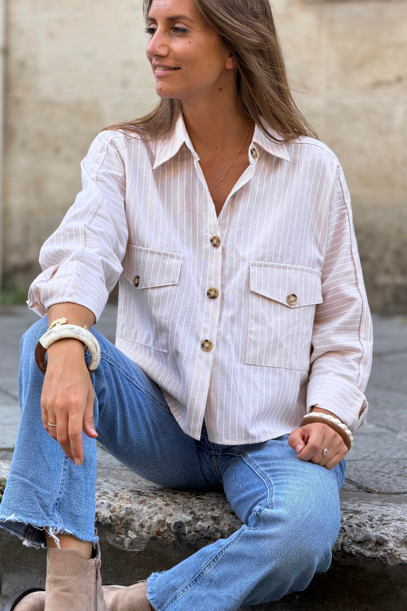 Chemise beige à rayures fines blanches boutons écaille et poches