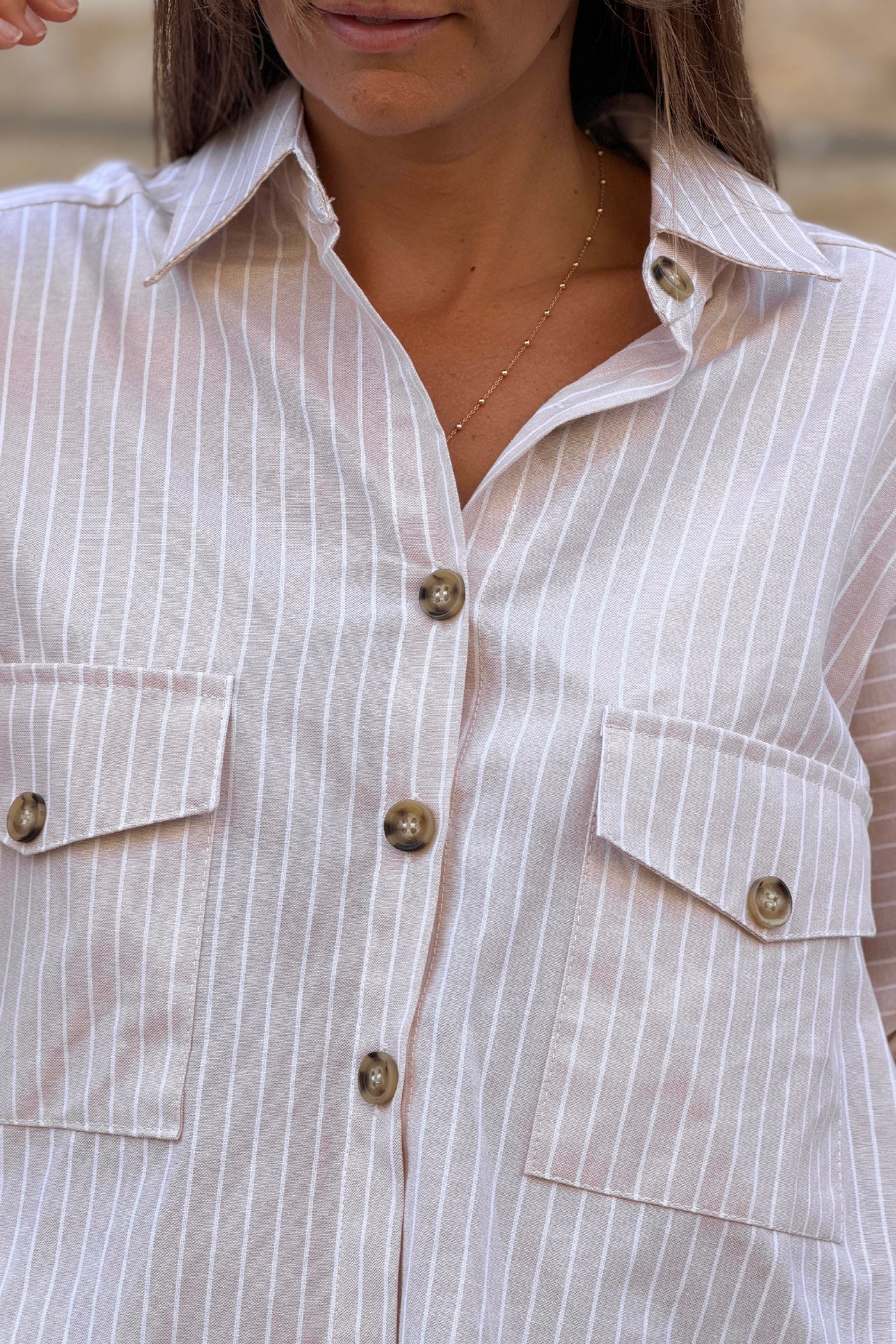 Chemise beige à rayures fines blanches boutons écaille et poches