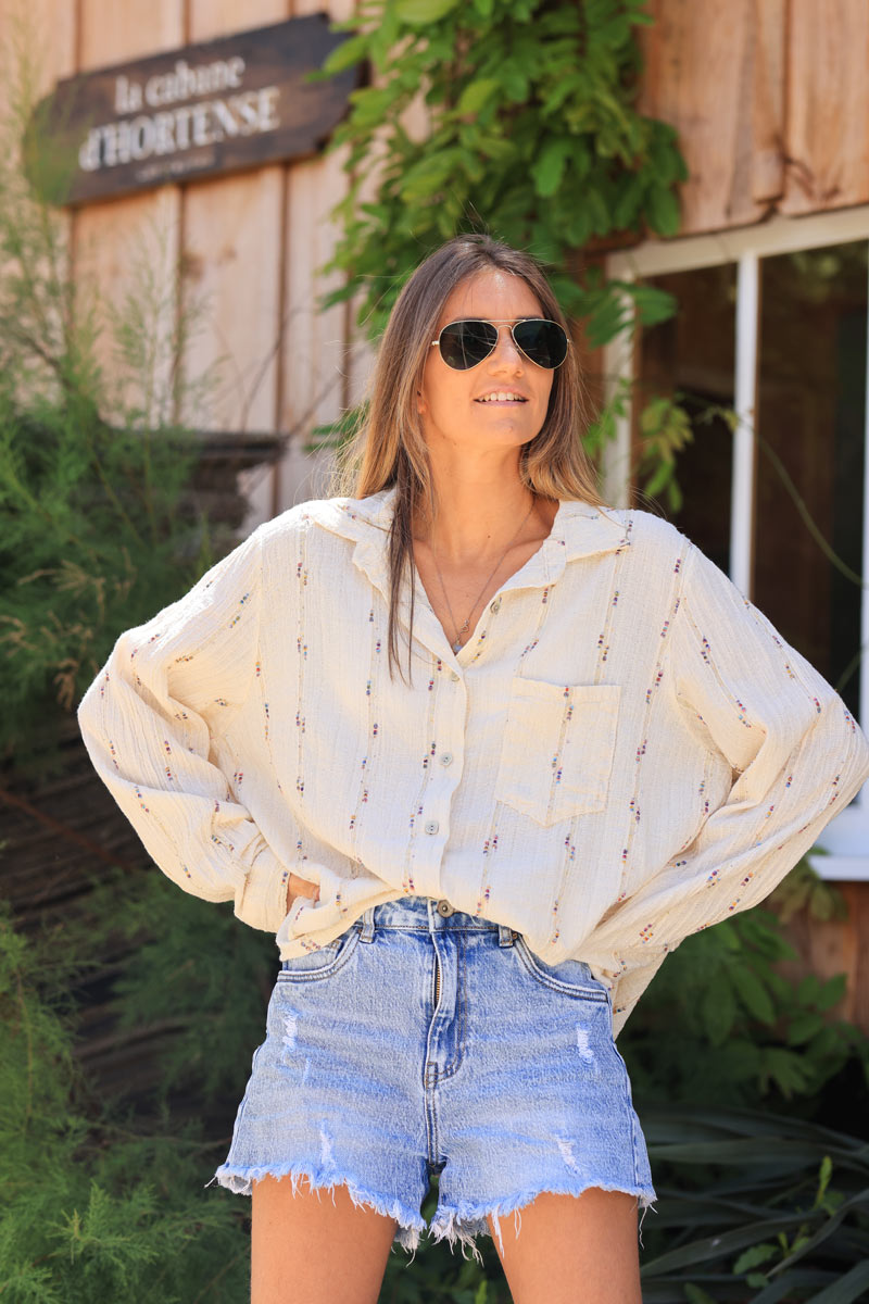 Chemise beige avec une poche liseré fils colorés et dorés