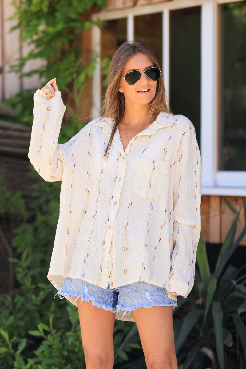 Chemise beige avec une poche liseré fils colorés et dorés