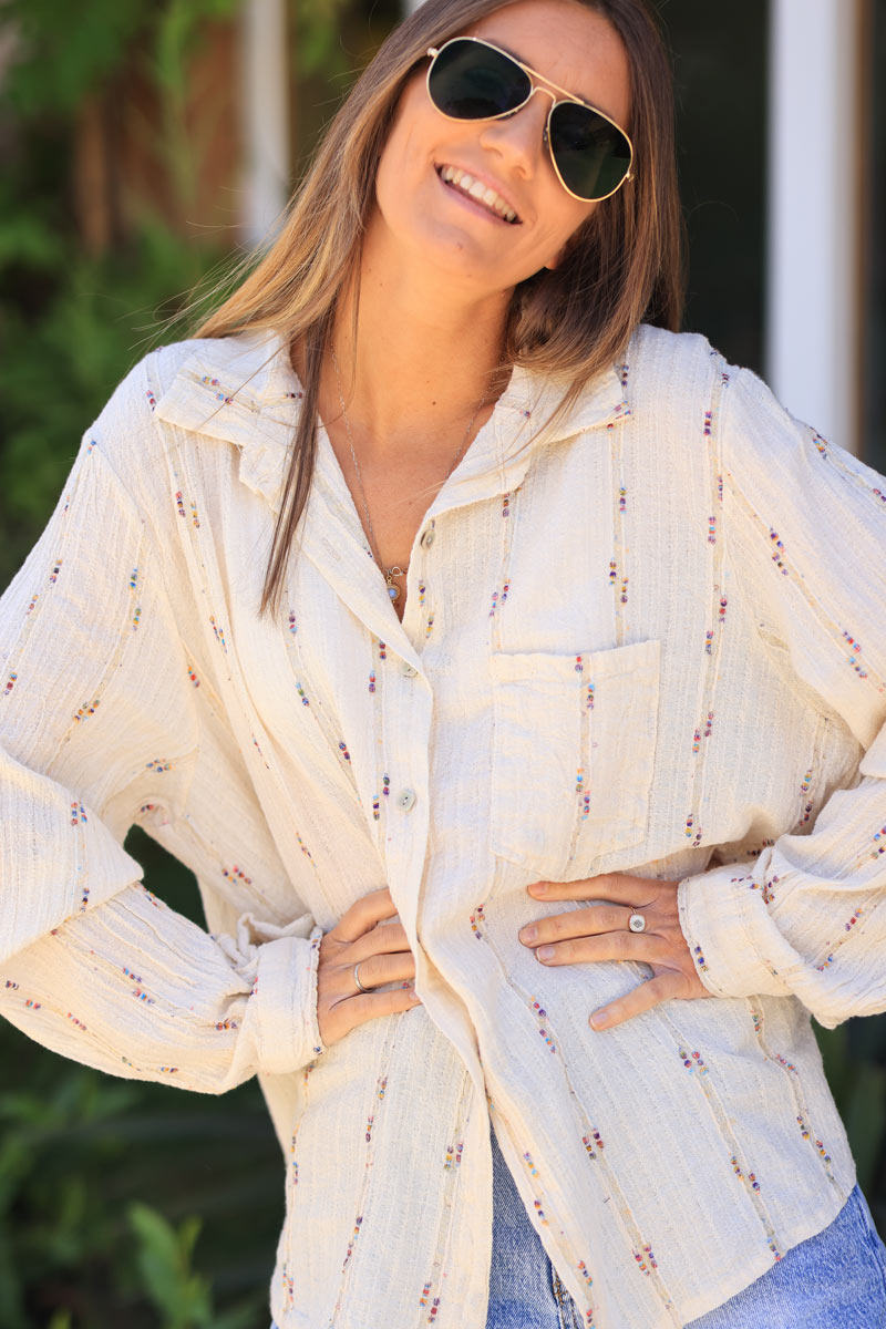 Chemise beige avec une poche liseré fils colorés et dorés